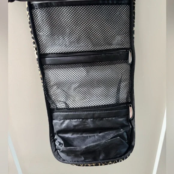 Travelon hanging toiletry/makeup bag organizer - Picture 5 of 6